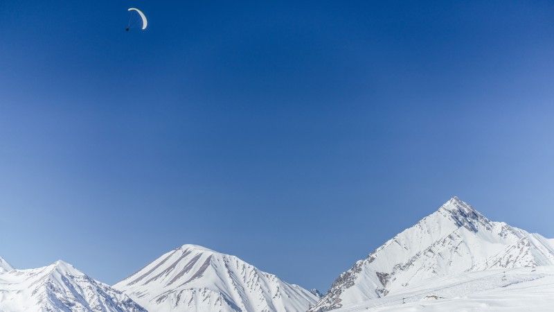 ośnieżone szczyty gór, lodowce górskie
