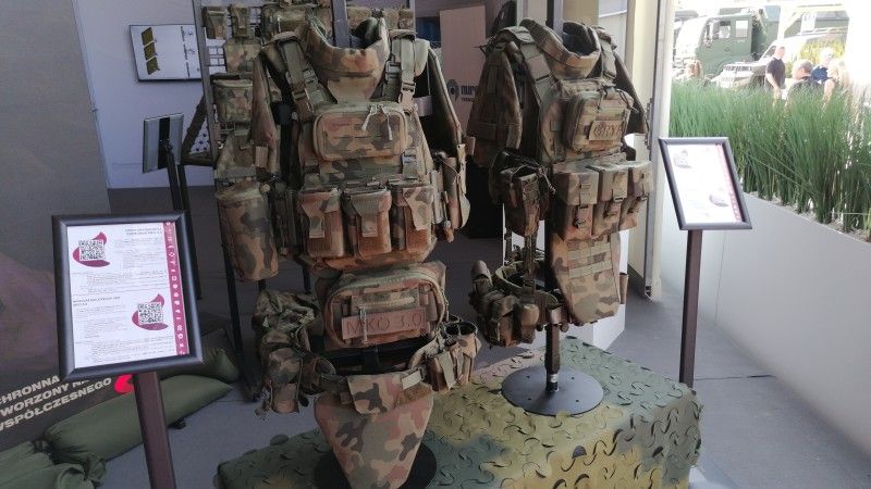 Modułowa Kamizelka Ochronna MKO 3.0 (pod lewej) oraz Zintegrowana Kamizelka Kuloodporna Gryf V2K22 edycja 2.