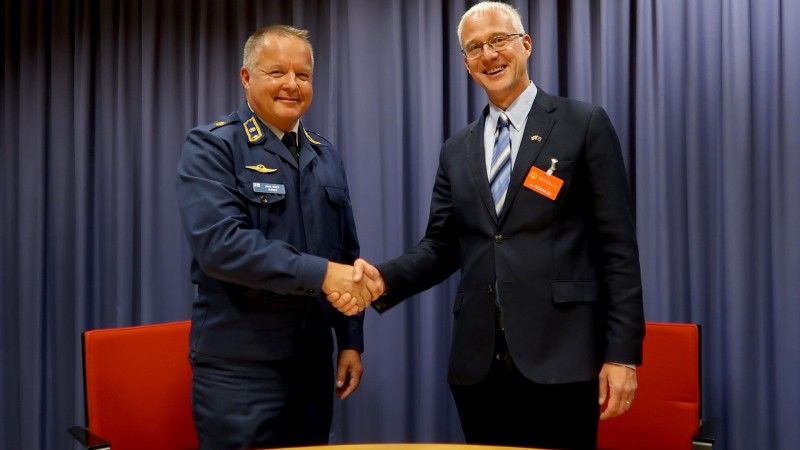 Kontrakt został podpisany przez generała brygady inż. Juha-Mattiego Ylitalo, Zastępcę Dyrektora Dowództwa Logistycznego Fińskich Sił Zbrojnych (od lewej) oraz Seppo Aaltonena, Wiceprezesa ICEYE ds. krajów nordyckich i NATO.