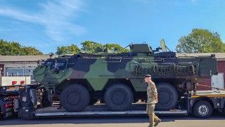 Transportery opancerzone Patria 6x6 podczas transportu do Danii.