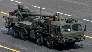 Rosyjska armatohaubica 2S44 Hiacynt-K podczas Parady Zwycięstwa w 2025 roku.