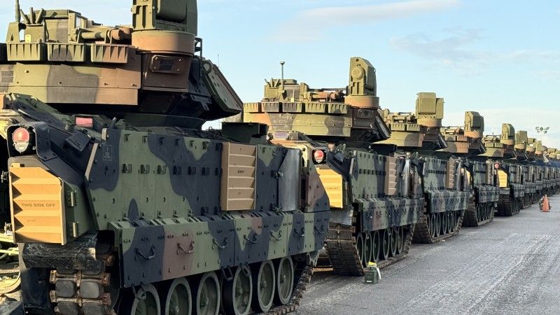 Bojowe wozy piechoty M2A3 przygotowywane w Niemczech, dla jednostki która działać będzie w Polsce.