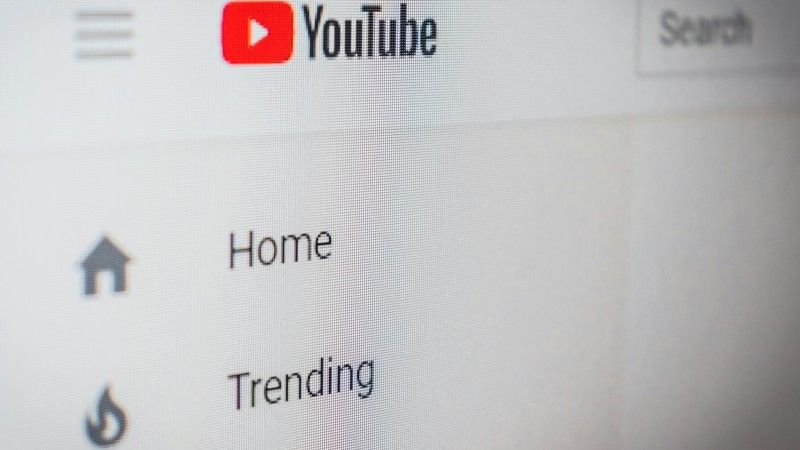 W drugiej połowie wakacji na YouTube pojawiły się kanały ze zmyślonymi historiami politycznymi generowanymi przez sztuczną inteligencję. Kto za nie odpowiada?
