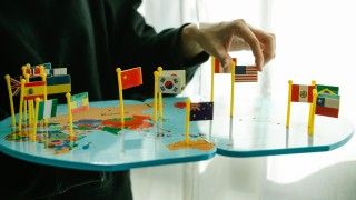 Deepfake’i wykorzystywane są jako element operacji psychologicznych, których celem jest obniżenie morale przeciwnika i wywołanie chaosu w strukturach dowodzenia.