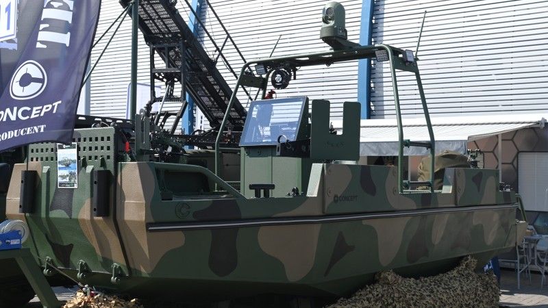 Proponowana przez spółkę CRW Telesystem-Mesko głowica optoelektroniczna Sight-25HD zamontowana na łodzi desantowej Jaszczur firmy CONCEPT