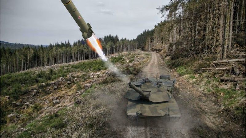 Wizualizacja pocisku kierowanego Akeron MBT 120 wystrzeliwanego z czołgu M1A2 Abrams.
