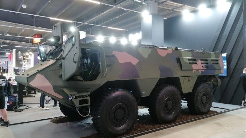 Kołowy transporter opancerzony Patria 6x6 podczas targów MSPO 2025.
