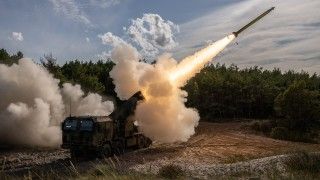 Wieloprowadnicowa wyrzutnia rakiet Homar-K oddaje strzał kierowanym pociskiem rakietowym CGR-080 na Centralnym Poligonie Sił Powietrznych w Ustce podczas ćwiczeń Jesienny Ogień-25.