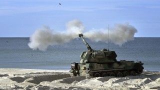 Armatohaubica samobieżna Krab oddaje strzał na Centralnym Poligonie Sił Powietrznych w Ustce podczas ćwiczeń Jesienny Ogień-25.