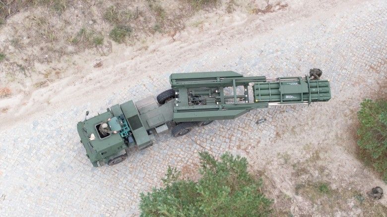 Załadunek kontenera transportowo-startowego do wieloprowadnicowej wyrzutni rakiet M142 HIMARS na Centralnym Poligonie Sił Powietrznych w Ustce podczas ćwiczeń Jesienny Ogień-25.