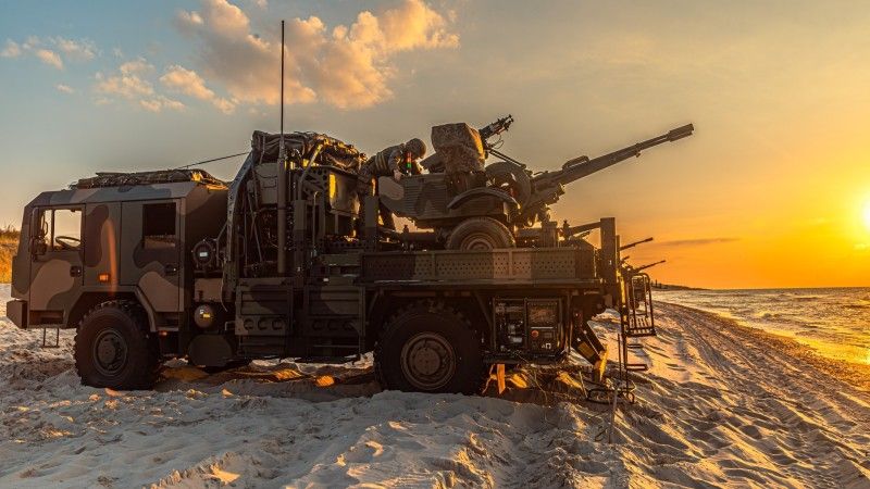 Bateria przeciwlotniczego systemu rakietowo-artyleryjskiego Pilica przygotowuje się do otwarcia ognia na Centralnym Poligonie Sił Powietrznych w Ustce podczas ćwiczeń Jesienny Ogień-25.