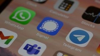 W niedzielę wicepremier Krzysztof Gawkowski ostrzegał przed phishingiem na Signalu. Okazuje się jednak, że opisana przez niego sytuacja nie do końca zgadza się ze stanem rzeczywistym.