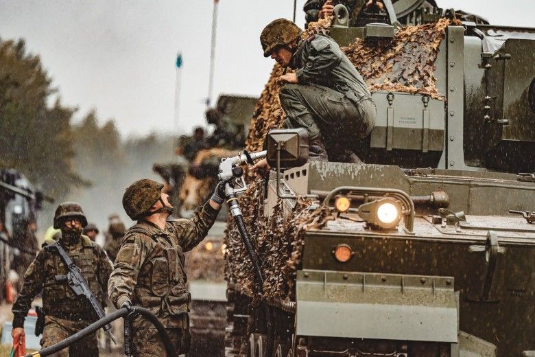 Armatohaubice K9A1 należące do 18 Dywizji Zmechanizowanej podczas tankowania na ćwiczeniach Żelazna Brama 25.