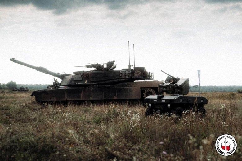 Czołg podstawowy M1A1FEP wraz z Uniwersalnym Nośnikiem Lądowym UNL w odmianie Goblin podczas ćwiczeń Żelazny Obrońca-25.