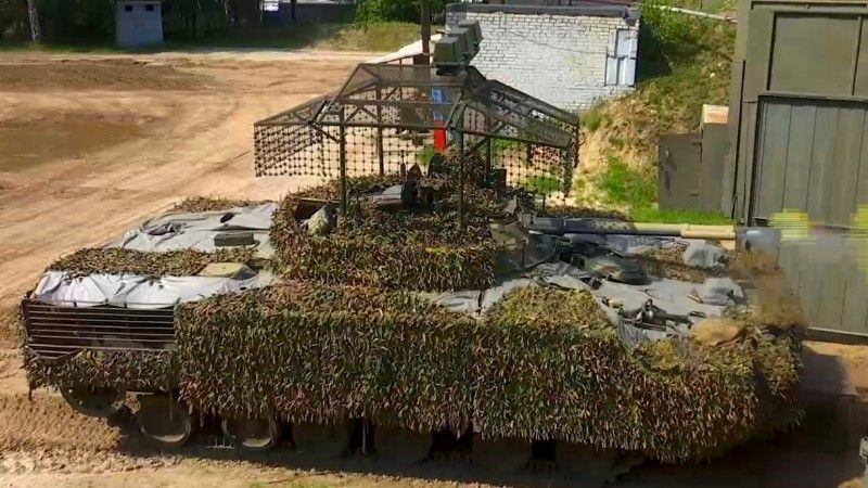 Bojowy wóz piechoty BMP-3 z dodatkowymi ekranami i kamuflażem Nakidka.