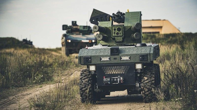 Uniwersalny Nośnik Lądowy UNL w odmianie GOBLIN podczas ćwiczeń Żelazny Obrońca-25. W tle KTO Rosomak z wieżą ZSSW-30.