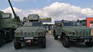 Ukraińskie pojazdy opancerzone Nowator-2 na targach MSPO 2025. Po prawej wóz odmianie wozy dowodzenia obroną przeciwlotniczą.