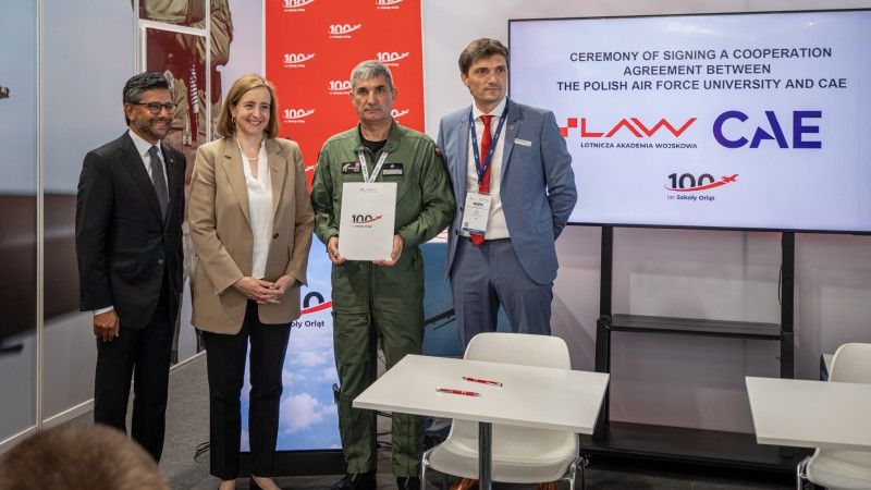 Podpisanie umowy o współpracy pomiędzy CAE a Lotniczą Akademią Wojskową na MSPO 2025.