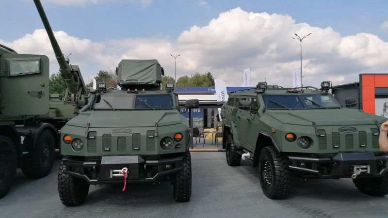 Ukraińskie pojazdy opancerzone Nowator-2 na targach MSPO 2025. Po prawej wóz  odmianie wozy dowodzenia obroną przeciwlotniczą.