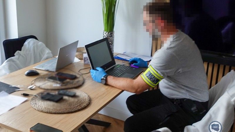 Funkcjonariusze Centralnego Biura Zwalczania Cyberprzestępczości aresztowali dwie osoby kierujące wyłudzeniami kodów płatności BLIK. Co udało się ustalić policjantom?