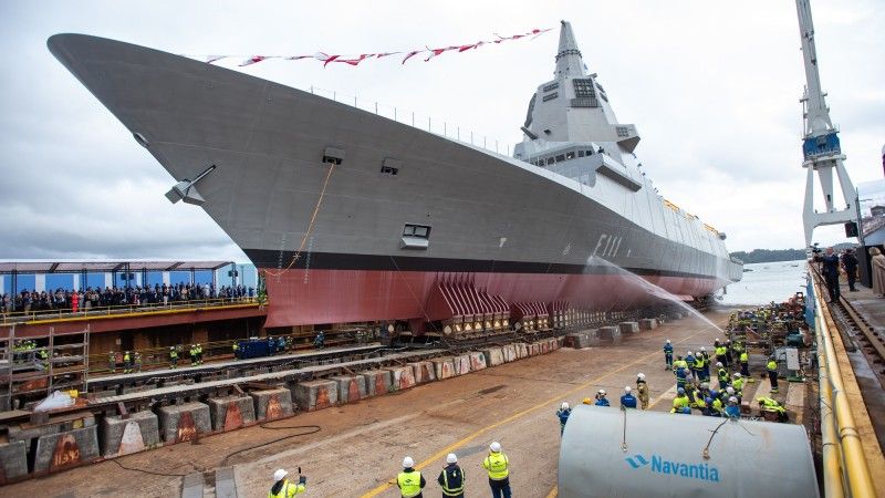 Hiszpańska fregata rakietowa Bonifaz (F 111) opuszczający pochylnię wzdłużną stoczni w Ferrolu.