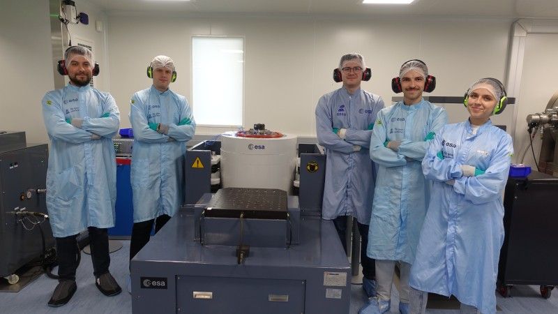 Zespół AGH Lunar Technologies w trakcie testów środowiskowych eksperymentu Lunaris w Belgii.