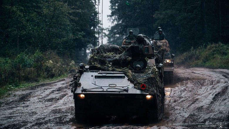 Wóz dowodzenia artylerii na bazie LPG wraz z armatohaubicą K9A1 należącą do 18. Brygady Artylerii podczas ćwiczeń Żelazna Brama-25.