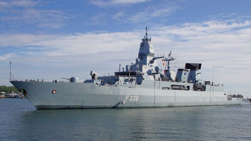 Niemiecka fregata Hamburg (F 220) wchodzi do Gdyni.