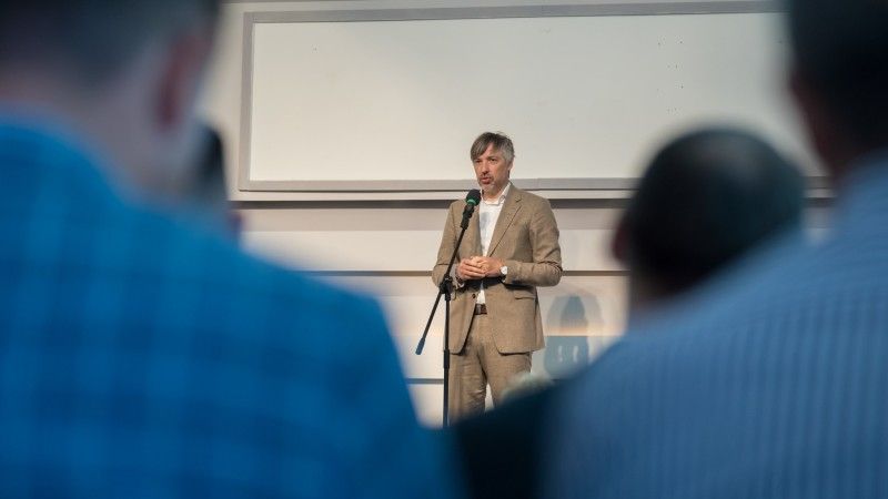 Krzysztof Bolesta przemawia do mikrofonu