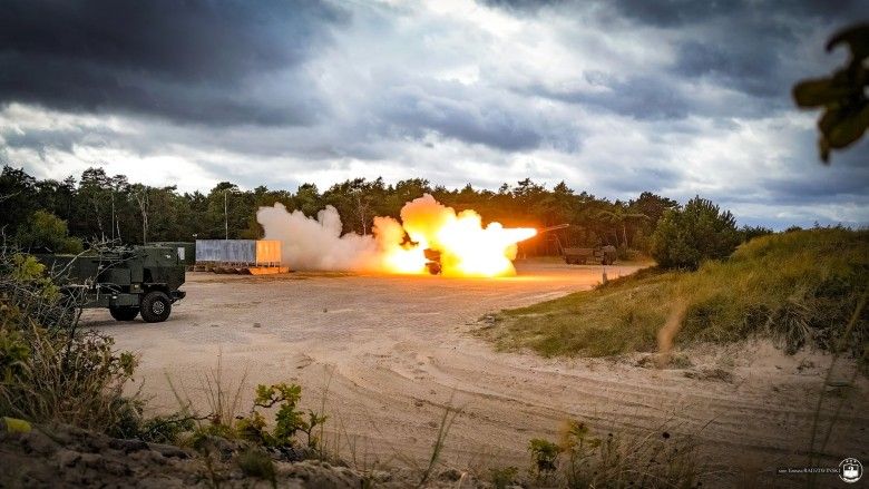 Wieloprowadnicowe wyrzutnie rakietowe M142 HIMARS podczas ćwiczeń Żelazny Obrońca-25.