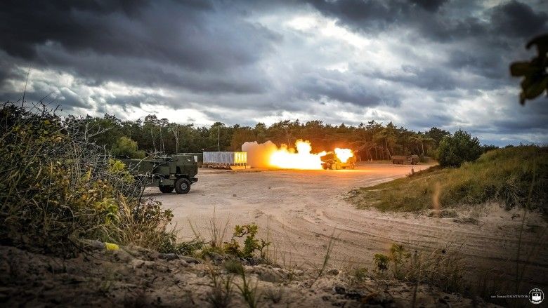 Wieloprowadnicowe wyrzutnie rakietowe M142 HIMARS podczas ćwiczeń Żelazny Obrońca-25.