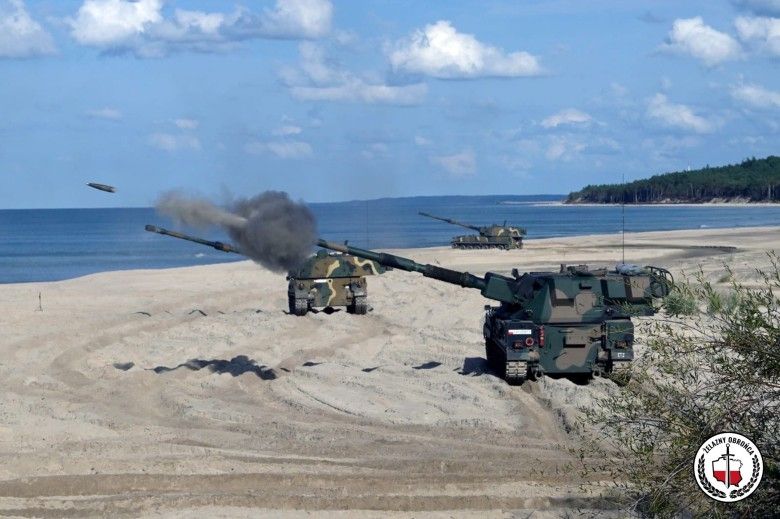 Armatohaubice K9A1 oraz Krab podczas strzelania na ćwiczeniach Żelazny Obrońca-25.