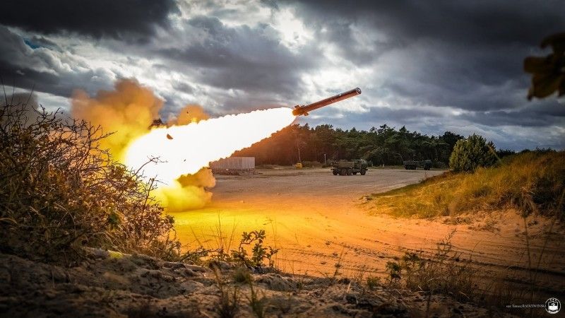 Wieloprowadnicowe wyrzutnie rakietowe M142 HIMARS podczas ćwiczeń Żelazny Obrońca-25.