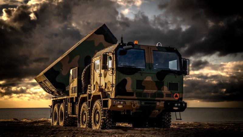 Wieloprowadnicowa wyrzutnia rakietowa Homar-K podczas ćwiczeń Żelazny Obrońca-25.