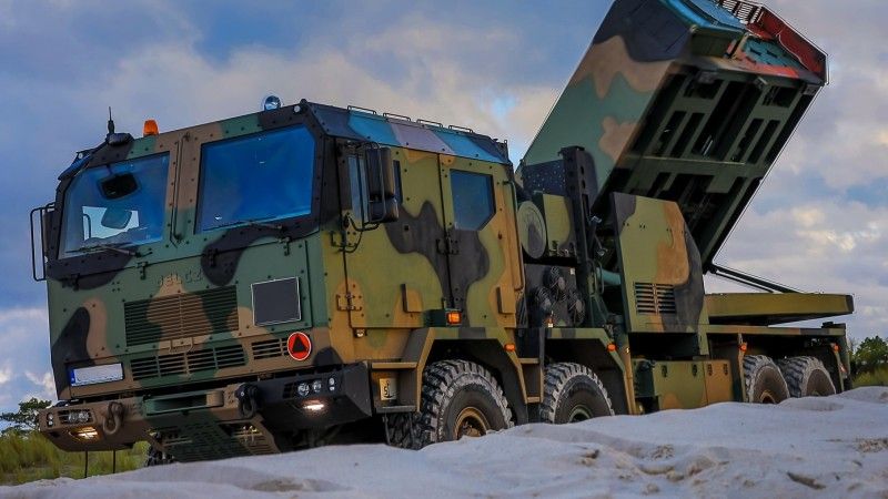 Wieloprowadnicowa wyrzutnia rakietowa Homar-K podczas ćwiczeń Jesienny Ogień-25.