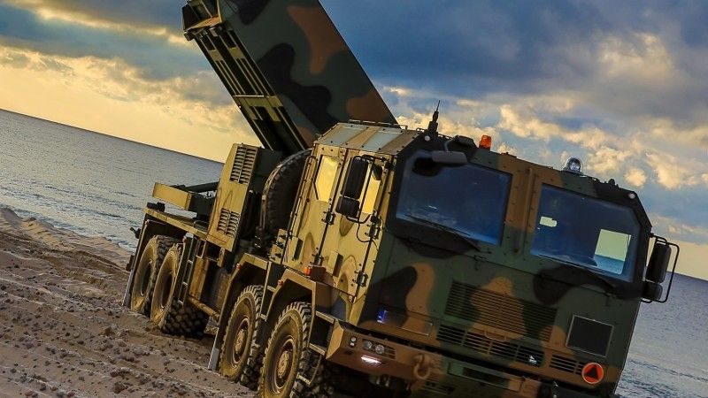 Wieloprowadnicowa wyrzutnia rakietowa Homar-K podczas ćwiczeń Jesienny Ogień-25.