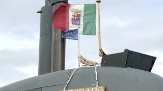 Admirał Paolo La Rosa, szef sztabu Marina Militare, podnosi flagę admiralską na okręcie podwodnym „Salvatore Todaro” (S 527) w amerykańskiej bazie morskiej New London w Groton w stanie Connecticut, wrzesień 2008 roku.