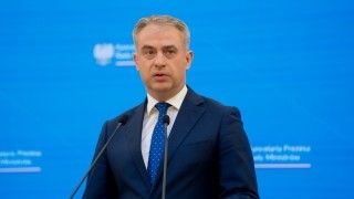 Rząd przyjął projekt nowelizacji ustawy o świadczeniu usług drogą elektroniczną. Podczas konferencji prasowej wicepremier Krzysztof Gawkowski wyjaśniał zmiany w walce z nielegalnymi treściami.