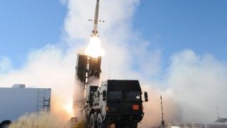 Wystrzelenie pocisku przeciwlotniczego PAC-3 MSE z wyrzutni systemu MEADS na poligonie White Sands Missile Range w stanie Nowy Meksyk.