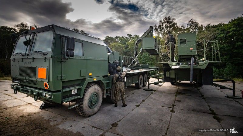 Załadunek kontenera transportowo-startowego z pociskiem PAC-2 GEM-T na wyrzutnię MIM-104 Patriot systemu obrony powietrznej Wisła. Strzelanie na Centralnym Poligonie Sił Powietrznych w Ustce wykonali żołnierze 37. dywizjonu rakietowego Obrony Powietrznej.