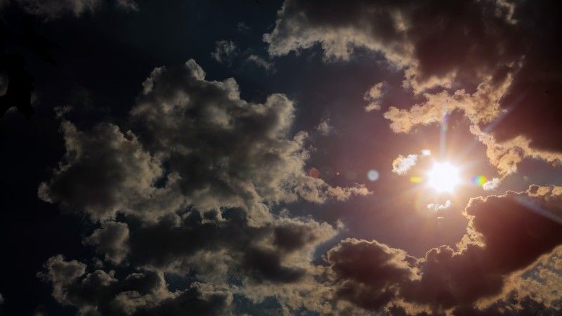 słońce za chmurami