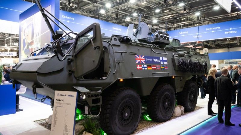 Fiński kołowy transporter opancerzony Patria 6x6 na targach DSEI 2025.