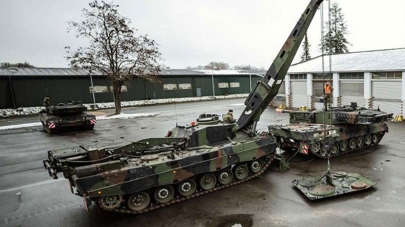 Niemiecki wóz zabezpieczenia technicznego Bergepanzer 3 podczas wymiany powerpacka czołgu Leopard 2A6.