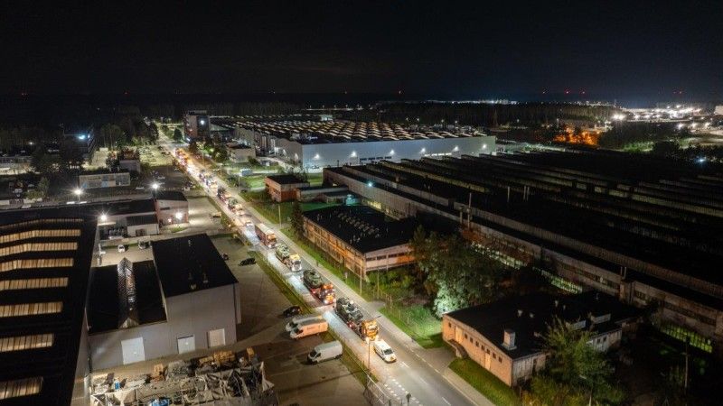 Wysyłka partii Krabów na drugi koniec Polski to poważna i skomplikowana operacja logistyczna, jako że z uwagi na pa-rametry dostępnych dróg nie da się tego przeprowadzić naj-krótszą i najłatwiejszą do wyobrażenia trasą