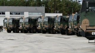 Fabrycznie nowe wieloprowadnicowe wyrzutnie rakiet Homar-K w 5. Lubuskim Pułku Artylerii w Sulechowie.