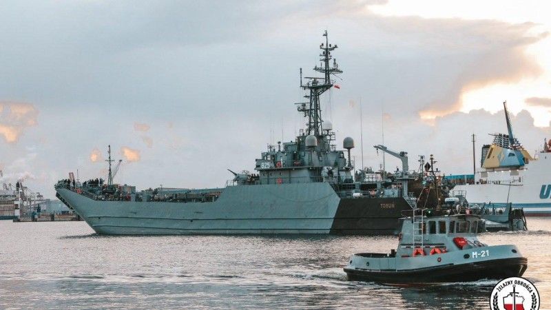 ORP Toruń wyruszający z portu w Świnoujściu