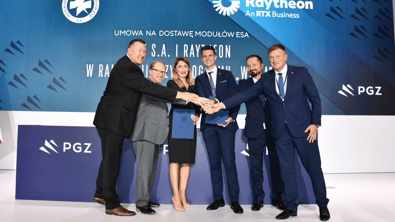 Raytheon podpisał umowę z Wojskowymi Zakładami Elektronicznymi na produkcję modułów magazynowania energii do radarów LTAMDS będąc tym samym pierwszym zagranicznym dostawcą podzespołów w programie