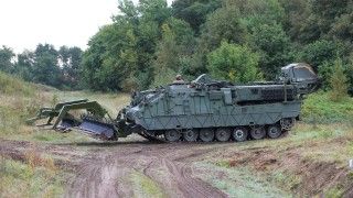 Duński wóz zabezpieczenia technicznego WiSENT 2 w konfiguracji przeciwminowo-inżynierynej.