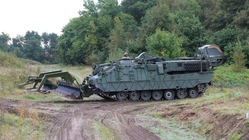 Duński wóz zabezpieczenia technicznego WiSENT 2 w konfiguracji przeciwminowo-inżynierynej.