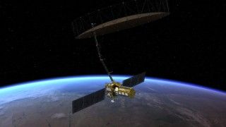 Wizualizacja satelity NISAR na orbicie okołoziemskiej.